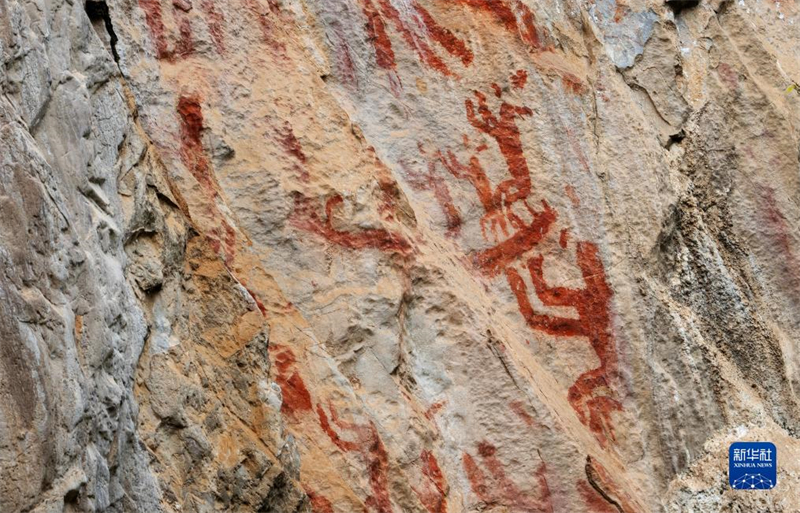 Guangxi : les peintures rupestres de Huashan et leurs ? petits hommes qui dansent ?