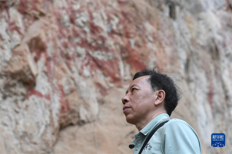 Guangxi : les peintures rupestres de Huashan et leurs ? petits hommes qui dansent ?