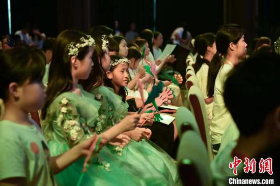 La cérémonie de remise des prix du premier Concours de pratiques culturelles chinoises pour les adolescents d'origine chinoise à l'étranger s'est tenue aux Archives nationales chinoises des publications et de la culture à Beijing le 9 ao?t. (Li Jun / China News Service)