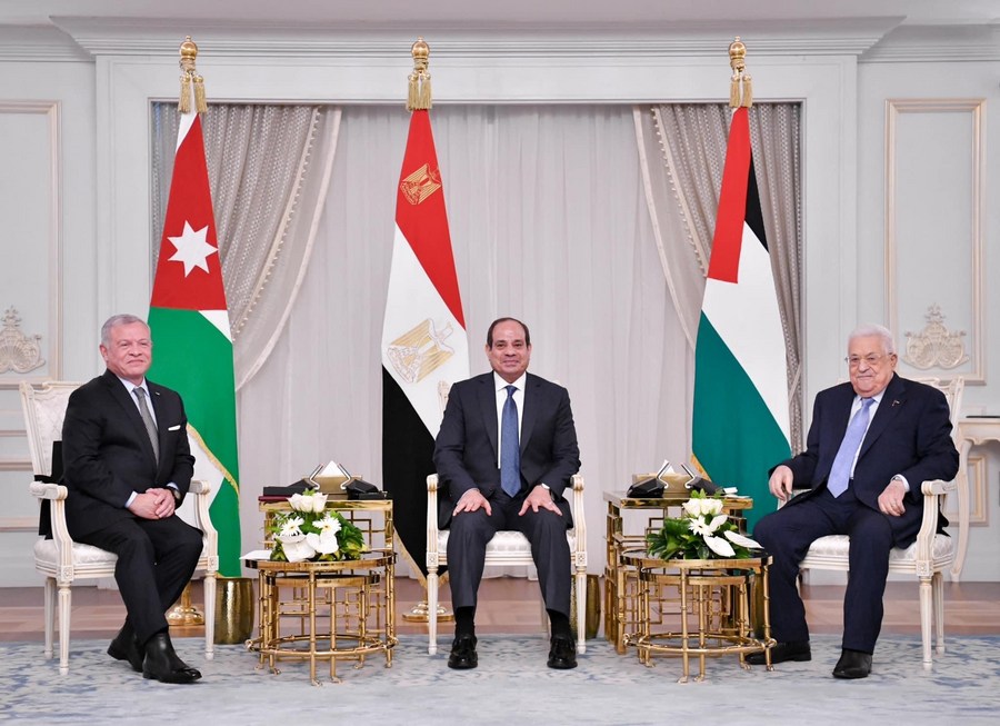 Rencontre entre le président égyptien Abdel-Fattah al-Sissi (au centre), le roi Abdallah II de Jordanie (à gauche) et le président palestinien Mahmoud Abbas à New Alamein, en Egypte, le 14 ao?t 2023. (Présidence égyptienne via Xinhua)