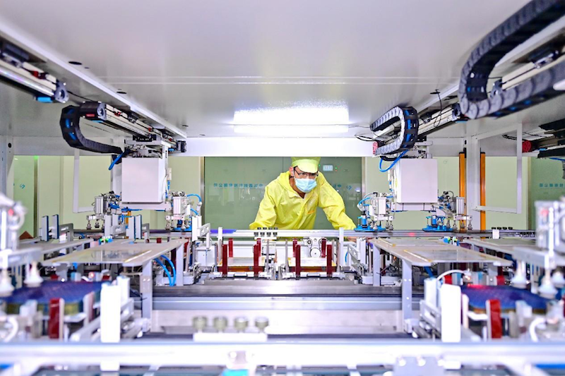 Les ouvriers d'une entreprise de production de modules photovolta?ques à Fuzhou, dans la province du Jiangxi (est de la Chine), transforment des cellules solaires destinées à l'exportation. (Zhu Haipeng / Pic.people.com.cn)