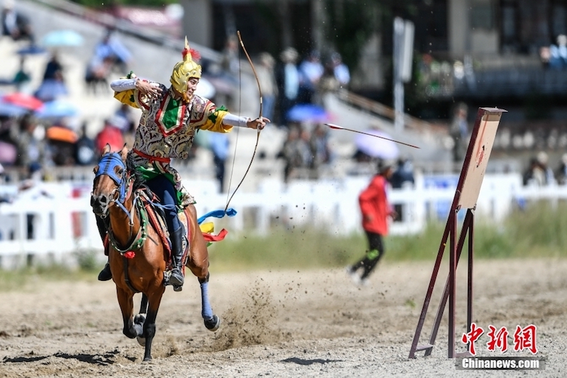 Tibet : un spectacle équestre traditionnel présenté au festival du Shoton de Lhassa