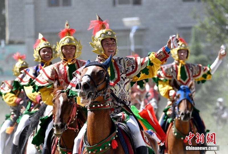 Tibet : un spectacle équestre traditionnel présenté au festival du Shoton de Lhassa