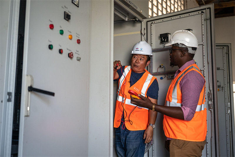 Un ingénieur local rejoint une entreprise chinoise pour mettre en place un important projet d'approvisionnement en eau en Tanzanie