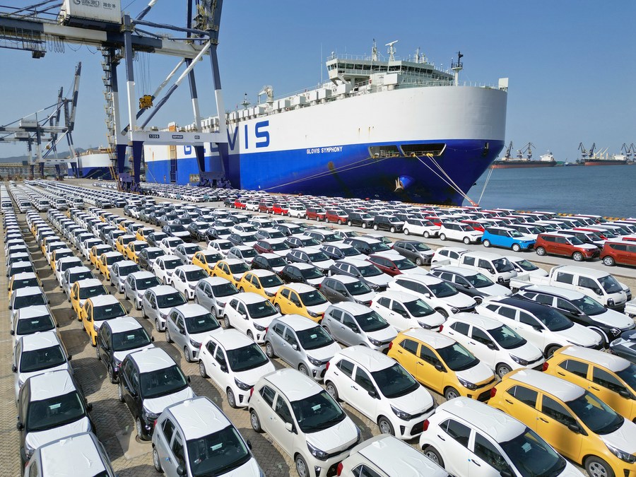 Photo aérienne prise le 5 juillet 2023 montrant des voitures chargées pour l'exportation dans le port de Yantai, dans la province du Shangdong (est de la Chine). (Tang Ke / Xinhua)