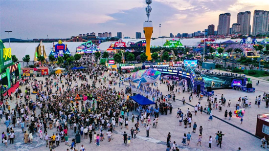 Photo de la ville de la bière de la Plage d'or, dans la Nouvelle Zone de la c?te ouest à Qingdao, lors du 33e Festival international de la bière de Qingdao, dans la province chinoise du Shandong (est). (Photo fournie par la personne interviewée)