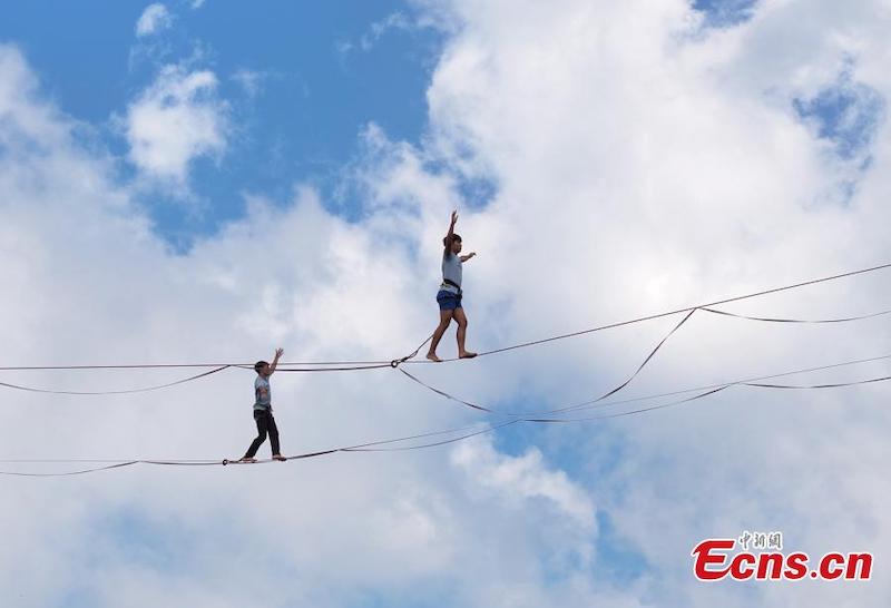 Hunan : des funambules réalisent une traversée spectaculaire