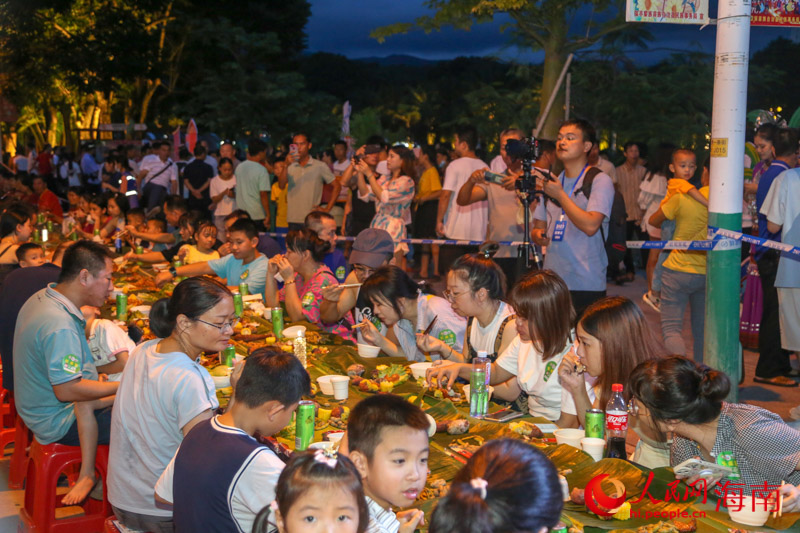 Hainan : la danse du bambou, le banquet sur table longue... les touristes go?tent ? le style ethnique le plus éblouissant ? à Baoting