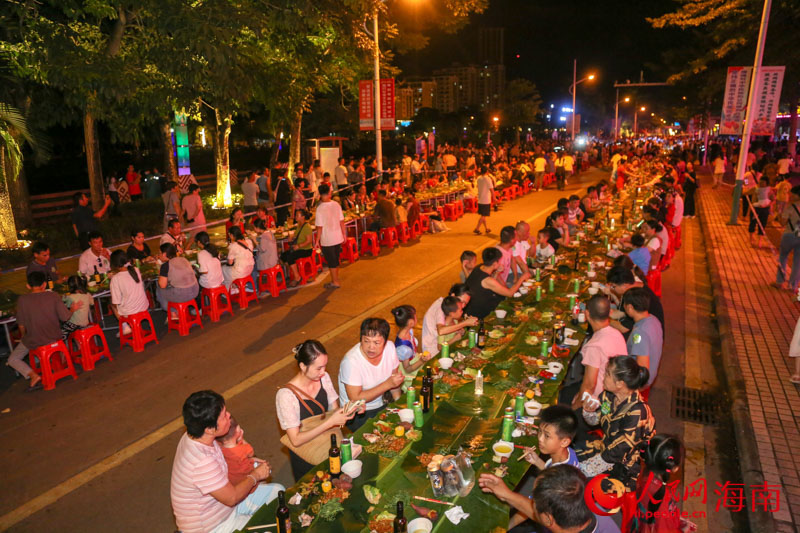 Hainan : la danse du bambou, le banquet sur table longue... les touristes go?tent ? le style ethnique le plus éblouissant ? à Baoting