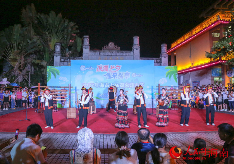 Hainan : la danse du bambou, le banquet sur table longue... les touristes go?tent ? le style ethnique le plus éblouissant ? à Baoting