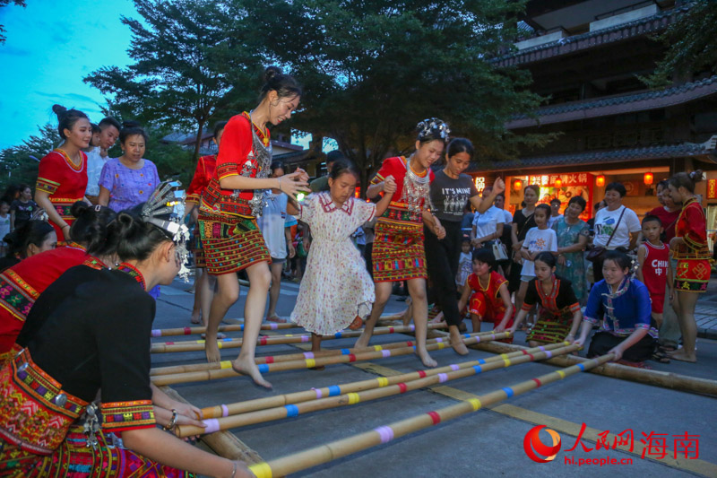 Hainan : la danse du bambou, le banquet sur table longue... les touristes go?tent ? le style ethnique le plus éblouissant ? à Baoting