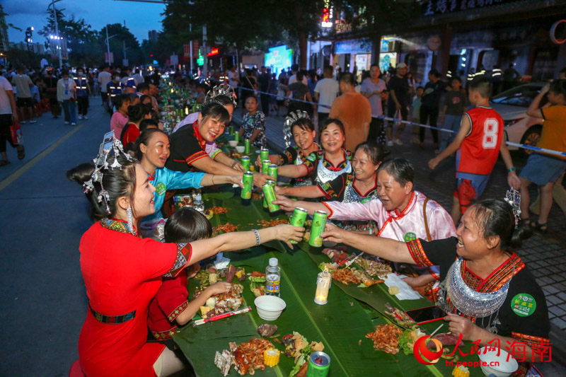 Hainan : la danse du bambou, le banquet sur table longue... les touristes go?tent ? le style ethnique le plus éblouissant ? à Baoting