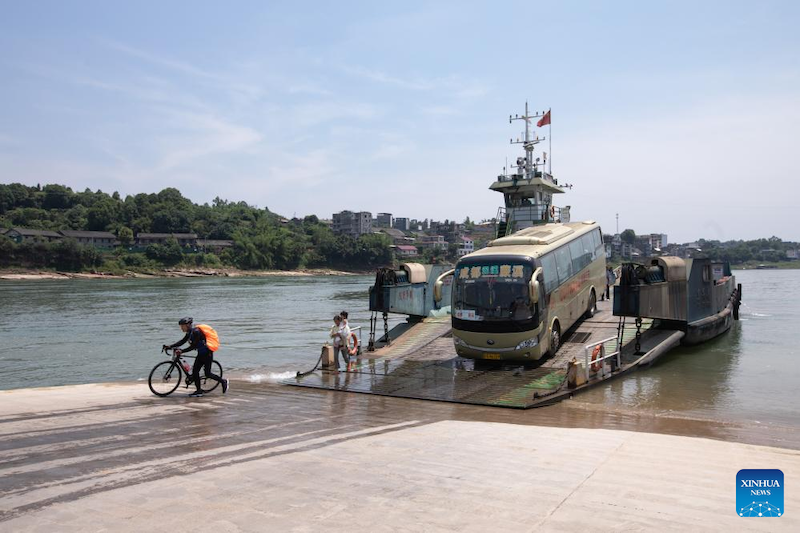 Sichuan : le service de ferry prend fin avec l'ouverture du grand pont à la circulation à Yibin