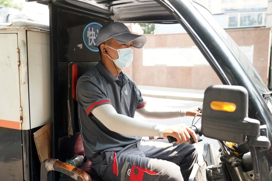 Un coursier livre des colis dans l'arrondissement de Haidian, à Beijing, capitale chinoise, le 17 juin 2023. (Photo : Ren Chao)