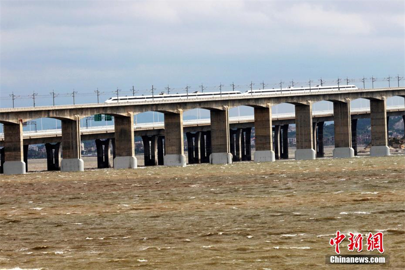 Début des essais de la première ligne à grande vitesse de Chine traversant la mer