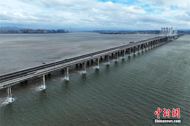 Début des essais de la première ligne à grande vitesse de Chine traversant la mer