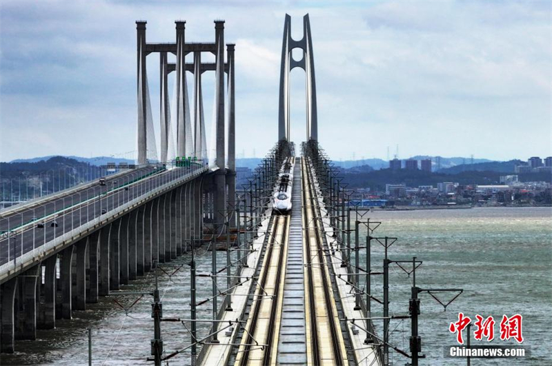 Début des essais de la première ligne à grande vitesse de Chine traversant la mer