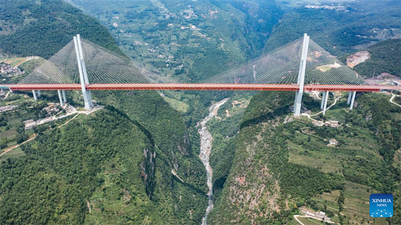 Un agriculteur tient une auberge rurale aux abords du plus haut pont du monde