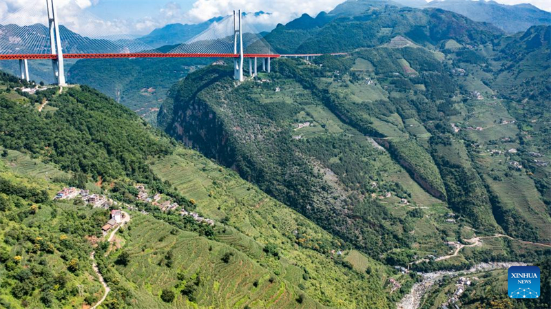 Un agriculteur tient une auberge rurale aux abords du plus haut pont du monde