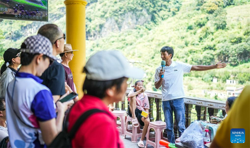 Un agriculteur tient une auberge rurale aux abords du plus haut pont du monde