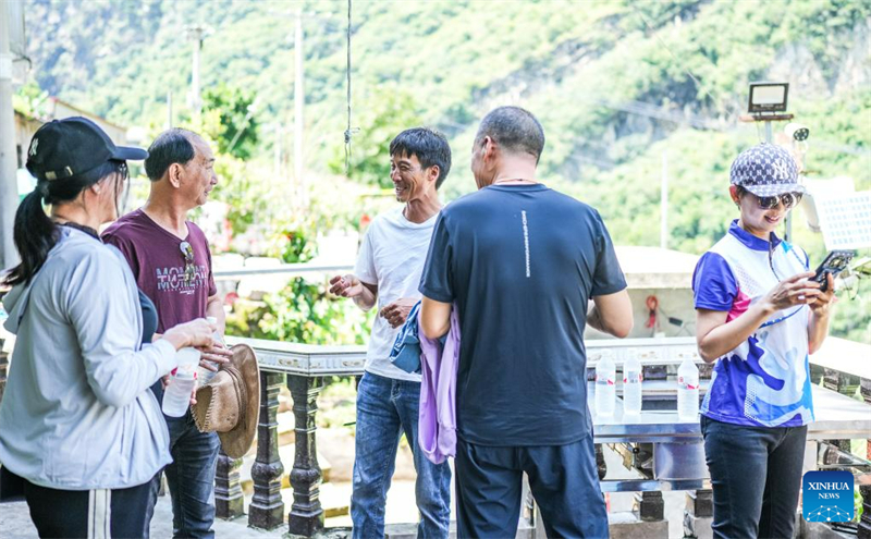 Un agriculteur tient une auberge rurale aux abords du plus haut pont du monde