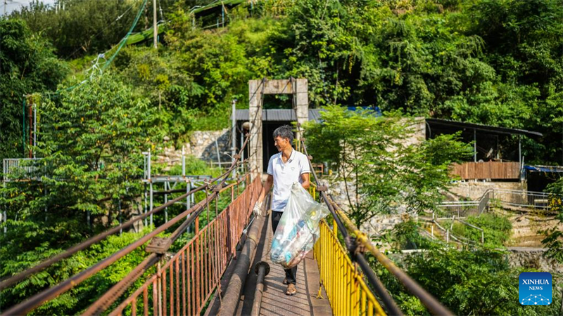 Un agriculteur tient une auberge rurale aux abords du plus haut pont du monde