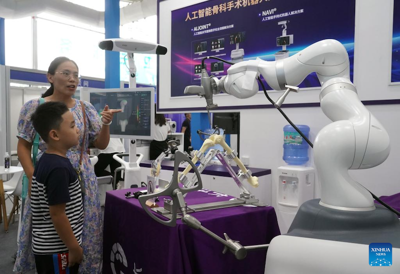 Les technologies de pointe attirent les visiteurs à la CIFTIS 2023 à Beijing