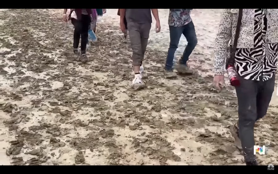 Capture d'écran de l'édition du soir du journal télévisé du réseau de télévision américaine NBC, montrant des gens marcher dans la boue lors du festival annuel du Burning Man, dans l'Etat du Nevada, dans l'ouest des Etats-Unis, le 3 septembre 2023. (Xinhua)