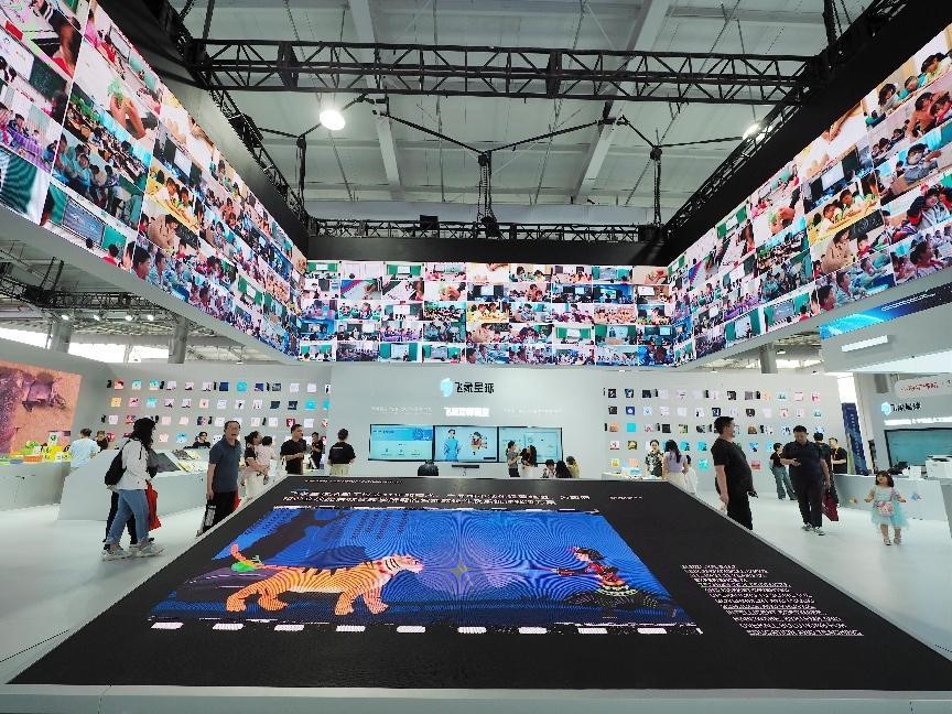 Le 2 septembre 2023, des visiteurs découvrent le hall d'exposition des services éducatifs dans la zone d'exposition du parc Shougang du Salon international du commerce de services de Chine 2023 sur le stand d'Ape Power Technology. (Du Jianpo / Pic.People.com.cn)