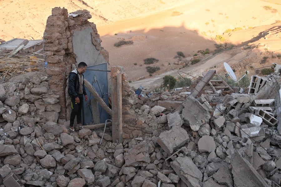 Un homme au milieu des décombres d'un batiment détruit par le violent tremblement de terre à Tahannaout, au Maroc, le 9 septembre 2023. (Saouri Aissa/Xinhua)