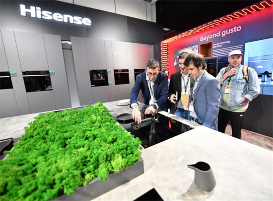 Des visiteurs au stand de la société chinoise Hisense lors du salon high-tech de Berlin IFA 2023 dans la capitale de l'Allemagne, le 1er septembre 2023. (Xinhua/Ren Pengfei)