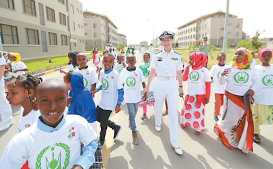 Des élèves d'une école primaire locale visitent la base de soutien de l'APL à Djibouti, en mai 2018. (Tan Longlong / le Quotidien du Peuple)