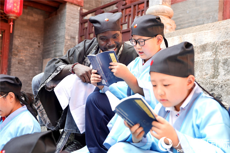 Les finalistes du Concours international d'histoires ? Les caractères chinois et moi ? 2023 font leur entrée à l'Académie Haihui