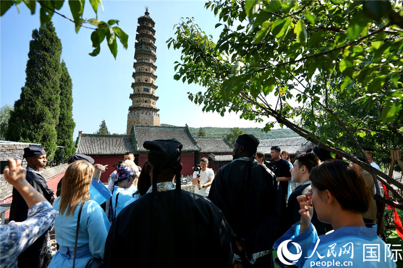 Les finalistes du Concours international d'histoires ? Les caractères chinois et moi ? 2023 font leur entrée à l'Académie Haihui