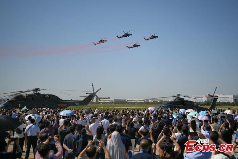 Des hélicoptères de l'équipe de voltige Fenglei (? Vent et Tonnerre ?) de l'armée de terre de l'Armée populaire de Libération se produisent lors de la 6e Exposition d'hélicoptères de Chine à Tianjin (nord de la Chine), le 14 septembre 2023. (Tong Yu / China News Service)