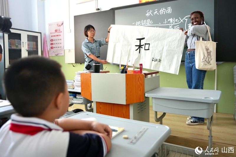 Les finalistes du Concours international d'histoires ? Les caractères chinois et moi ? 2023 découvrent un nouveau mode de vie dans les villages en Chine