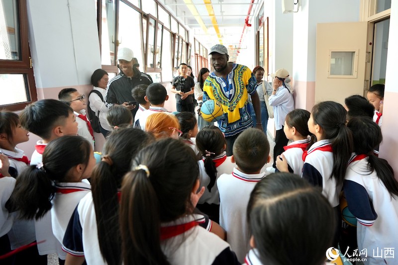 Les finalistes du Concours international d'histoires ? Les caractères chinois et moi ? 2023 découvrent un nouveau mode de vie dans les villages en Chine