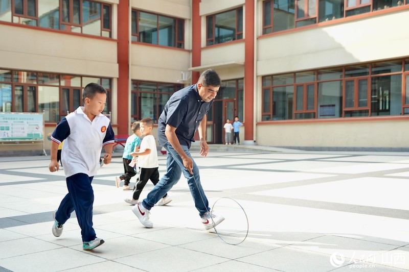 Les finalistes du Concours international d'histoires ? Les caractères chinois et moi ? 2023 découvrent un nouveau mode de vie dans les villages en Chine