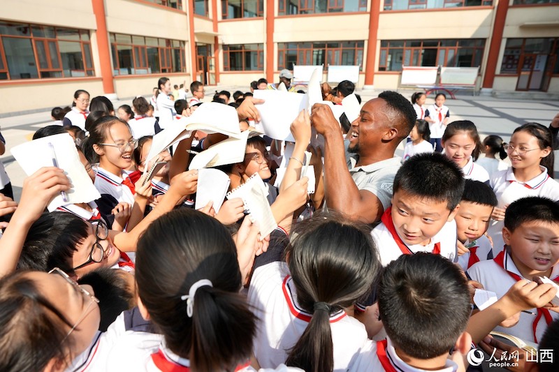 Les finalistes du Concours international d'histoires ? Les caractères chinois et moi ? 2023 découvrent un nouveau mode de vie dans les villages en Chine