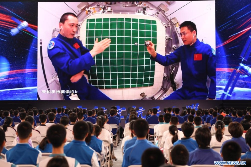 Les astronautes chinois donnent un cours depuis la station spatiale