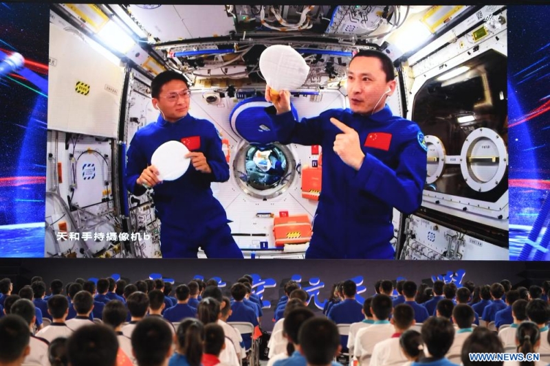 Les astronautes chinois donnent un cours depuis la station spatiale