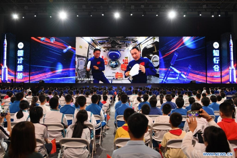 Les astronautes chinois donnent un cours depuis la station spatiale