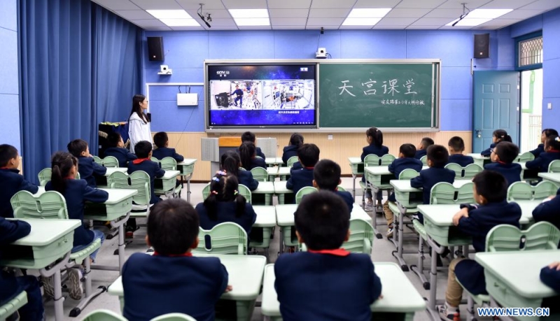 Les astronautes chinois donnent un cours depuis la station spatiale