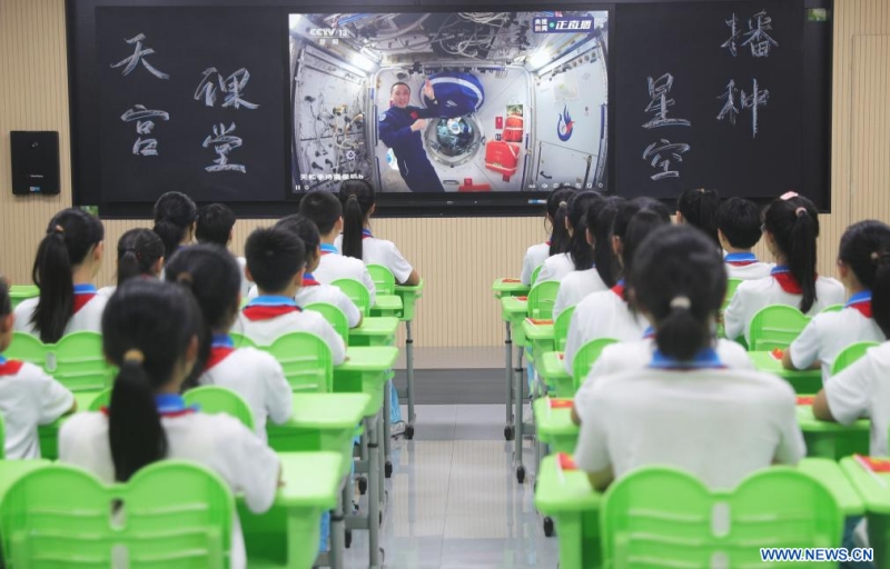 Les astronautes chinois donnent un cours depuis la station spatiale