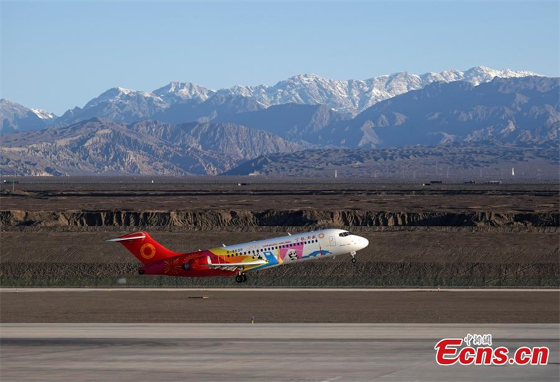 L'avion régional ARJ 21 développé par la Chine effectue des vols au Xinjiang