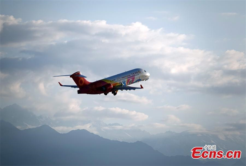 L'avion régional ARJ 21 développé par la Chine effectue des vols au Xinjiang