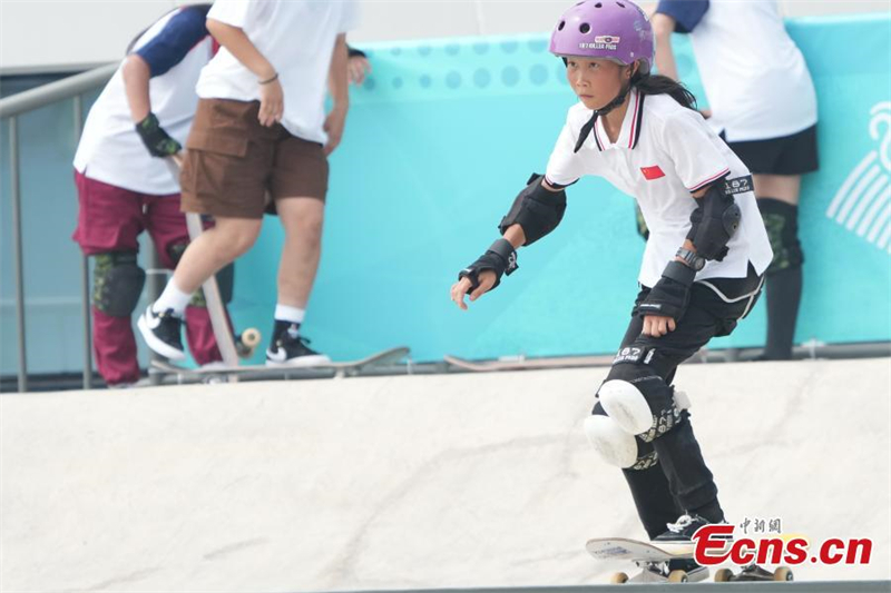 Une jeune fille de 13 ans remporte l'or lors de la finale de skateboard de rue