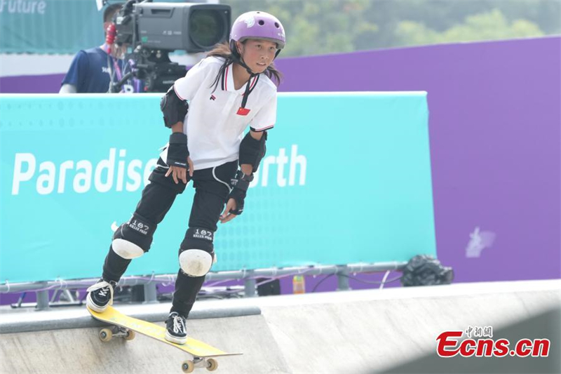 Une jeune fille de 13 ans remporte l'or lors de la finale de skateboard de rue