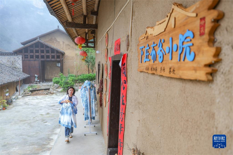 Chongqing : une ? nouvelle agricultrice ? revenue dans sa ville natale pour y fonder un atelier de teinture au n?ud et transmettre le patrimoine culturel immatériel