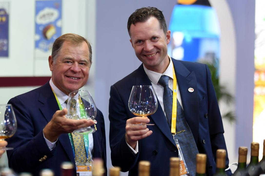 Des commer?ants étrangers dégustent du vin dans la zone d'exposition des produits alimentaires et agricoles de la 5e Exposition internationale de l'importation de Chine (CIIE), le 8 novembre 2022. (Weng Qiyu / le Quotidien du Peuple en ligne)